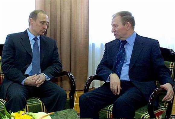 Image - Leonid Kuchma with Russian President Vladimir Putin (December 2001).